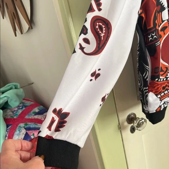 Bold King of Hearts Graphic Sweatshirt - Picture 5 of 6